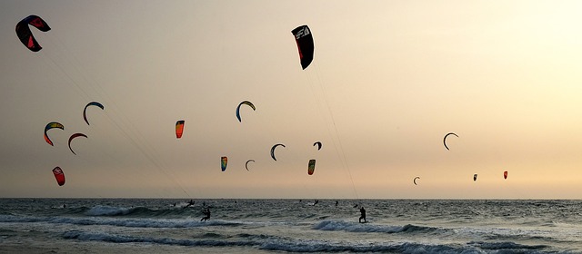 Kitesurfing for begyndere fra første lektion til selvsikker på vandet